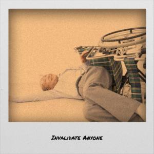 Dengarkan lagu Invalidate Anyone nyanyian PIZÁ dengan lirik