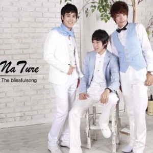 Listen to 心动 song with lyrics from 네이쳐