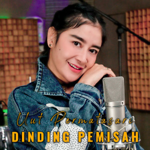 Album Dinding Pemisah oleh Uut Permatasari