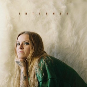 Dengarkan lagu Internet (Explicit) nyanyian Lauren Sanderson dengan lirik