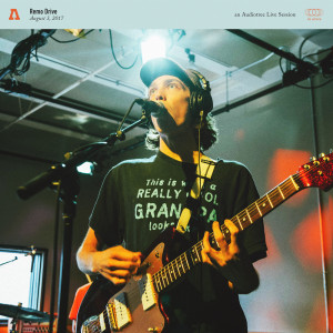 Dengarkan lagu Strawberita (Audiotree Live Version) nyanyian Remo Drive dengan lirik