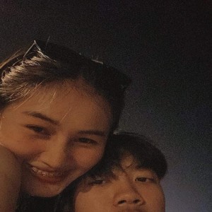 Dengarkan เธอคงจะพบเจอใครที่ดี (Explicit) lagu dari Medkit.Z dengan lirik