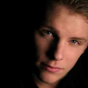 ดาวน์โหลดและฟังเพลง Julia พร้อมเนื้อเพลงจาก Emil Ehnberg