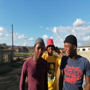 Dengarkan namhlanje lagu dari Middle Child dengan lirik