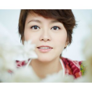 收聽梁詠琪的你不是一個人 (國)歌詞歌曲
