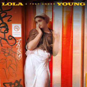 ดาวน์โหลดและฟังเพลง 6 Feet Under พร้อมเนื้อเพลงจาก Lola Young