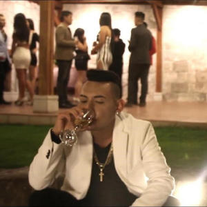 收聽Alex Portero的Copitas de alcohol歌詞歌曲