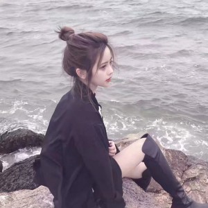 Dengarkan 怦然心动只是刹那惊艳(DJ热播) lagu dari 王一瑶 dengan lirik