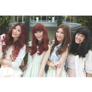 ดาวน์โหลดและฟังเพลง สวย สวย พร้อมเนื้อเพลงจาก โอลีฟส์