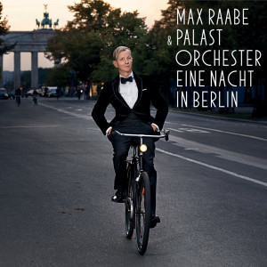 ดาวน์โหลดและฟังเพลง Du passt auf mich auf (Live) พร้อมเนื้อเพลงจาก Max Raabe