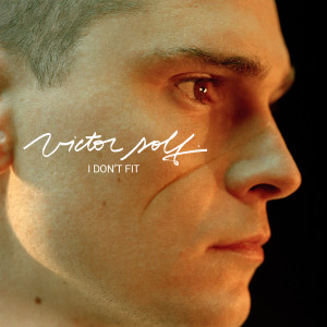 ดาวน์โหลดและฟังเพลง I Don’t Fit พร้อมเนื้อเพลงจาก Victor Solf