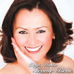 ดาวน์โหลดและฟังเพลง Söm Söm Yarim พร้อมเนื้อเพลงจาก Ezgi Mutlu