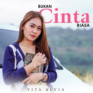 ดาวน์โหลดและฟังเพลง Bukan Cinta Biasa พร้อมเนื้อเพลงจาก Vita Alvia
