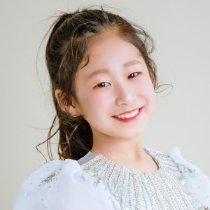 Listen to 冰雪绮梦 (完整版) song with lyrics from 李玟瑞