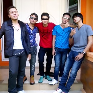 Listen to Ingin Kau Bahagia (Remastered 2018) song with lyrics from Nirwana Band