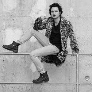 ดาวน์โหลดและฟังเพลง I See You พร้อมเนื้อเพลงจาก Jett Rebel
