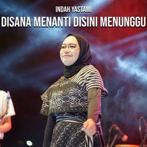 ดาวน์โหลดและฟังเพลง Disana Menanti Disini Menunggu พร้อมเนื้อเพลงจาก Indah Yastami