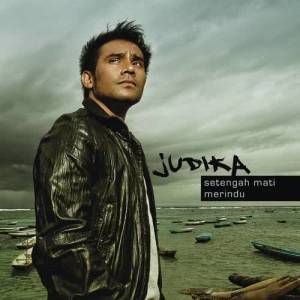 ดาวน์โหลดและฟังเพลง Aku Tak Begitu พร้อมเนื้อเพลงจาก Judika