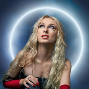 收聽Holly Riva的Feel It Comin' (DASH ONE and Felixx Mix Edit)歌詞歌曲