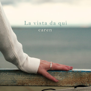 ดาวน์โหลดและฟังเพลง La vista da qui พร้อมเนื้อเพลงจาก Caren