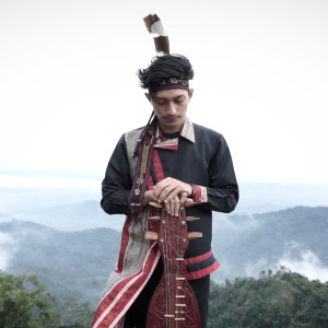 Dengarkan Light lagu dari Alif Fakod dengan lirik