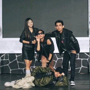 ดาวน์โหลดและฟังเพลง AA พร้อมเนื้อเพลงจาก Thecoastone