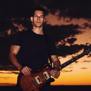 收聽Tommy Gun的Coming Along with You歌詞歌曲