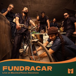 收聽Fundracar的Γκόμενες Funky / Junkie (Live on MaximalTones)歌詞歌曲