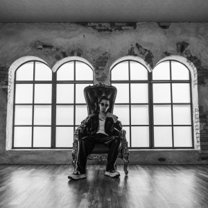 Dengarkan lagu Role Model nyanyian Yeve dengan lirik