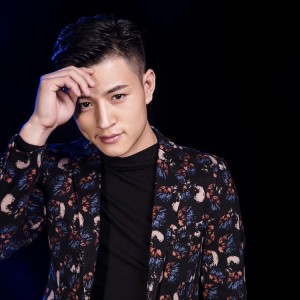 Listen to 浮生记 (磁性男声版) song with lyrics from 胡轩轩