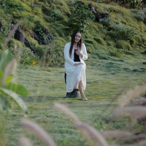 Listen to Cukup song with lyrics from Ayu Waden