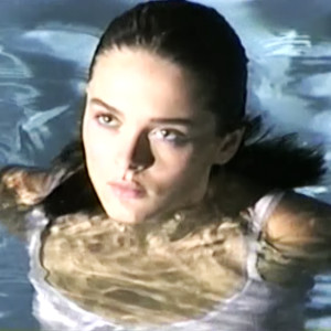 ดาวน์โหลดและฟังเพลง Navy Blue พร้อมเนื้อเพลงจาก Charlotte Lawrence