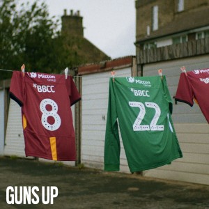 Dengarkan Guns Up (Explicit) lagu dari Bad Boy Chiller Crew dengan lirik
