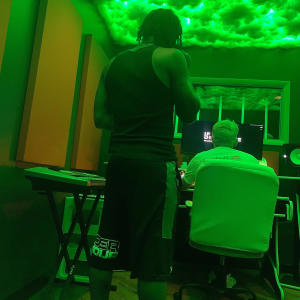 收聽IYM Jno的Robbery歌詞歌曲