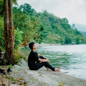 Dengarkan lagu Salahkah nyanyian Kiki dengan lirik