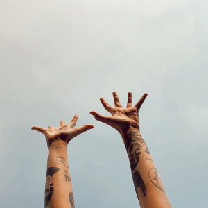 收聽Bishop Briggs的HIGHER歌詞歌曲