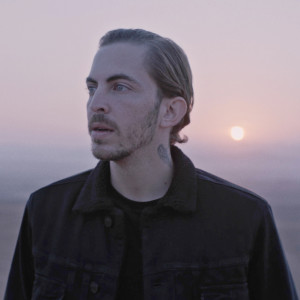 ดาวน์โหลดและฟังเพลง Unfaithful พร้อมเนื้อเพลงจาก Dennis Lloyd