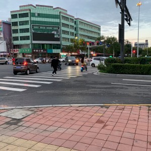 Listen to 难过的时侯 song with lyrics from Yun Mao