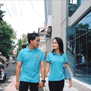 ดาวน์โหลดและฟังเพลง Seni Menyakiti Hati พร้อมเนื้อเพลงจาก Safira Inema