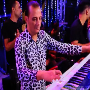Listen to مزمار غلطان استاهل اكتر song with lyrics from احمد عامر ومحمد اوشا