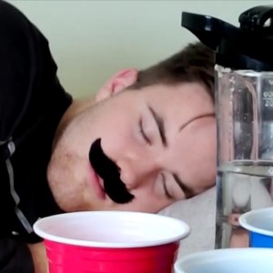 ดาวน์โหลดและฟังเพลง Warum bin ich so? (Explicit) พร้อมเนื้อเพลงจาก Odas