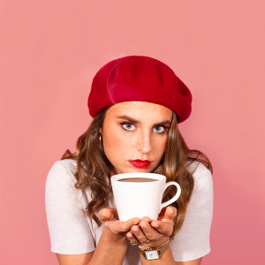 ดาวน์โหลดและฟังเพลง hot chocolate พร้อมเนื้อเพลงจาก Emma Hoet