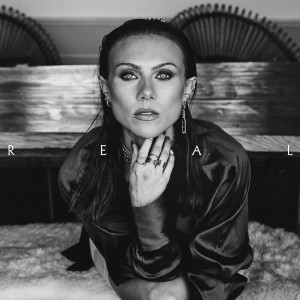 收聽Georgia Ku的Hold Me Close歌詞歌曲