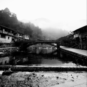 Dengarkan 客家阿爸 (完整版) lagu dari 李长青 dengan lirik