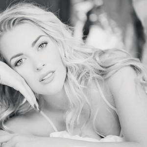 Dengarkan Hustler lagu dari Hailey Reese dengan lirik