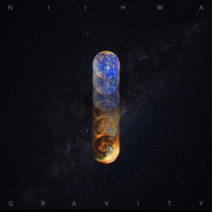 Dengarkan Gravity lagu dari NiiHwa dengan lirik