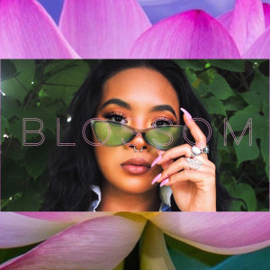 ดาวน์โหลดและฟังเพลง Blossom พร้อมเนื้อเพลงจาก Bella Moon
