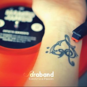 ดาวน์โหลดและฟังเพลง Animal พร้อมเนื้อเพลงจาก Saraband