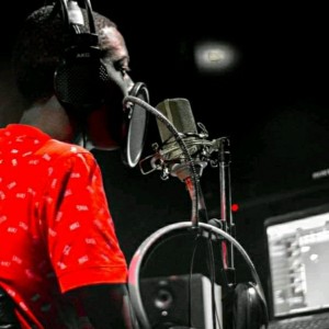 ดาวน์โหลดและฟังเพลง Suena el Lk พร้อมเนื้อเพลงจาก Riggel Musik