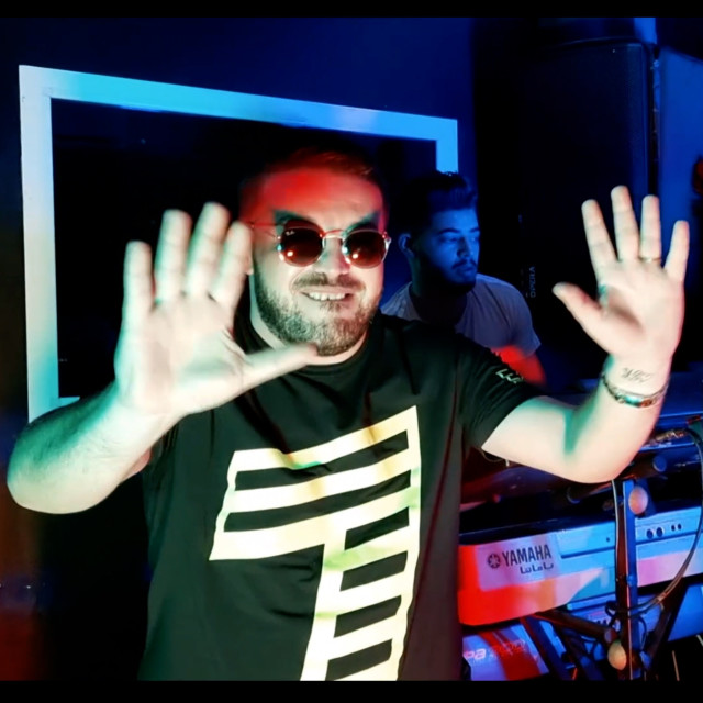 Listen to Wahed Zoudj Sar7ah song with lyrics from Amine Choupot
